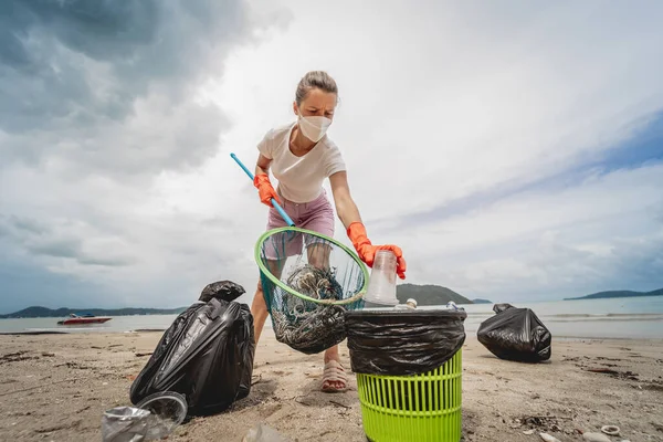 Μια Εθελόντρια Οικολόγος Καθαρίζει Την Παραλία Στην Ακτή Από Πλαστικά — Φωτογραφία Αρχείου