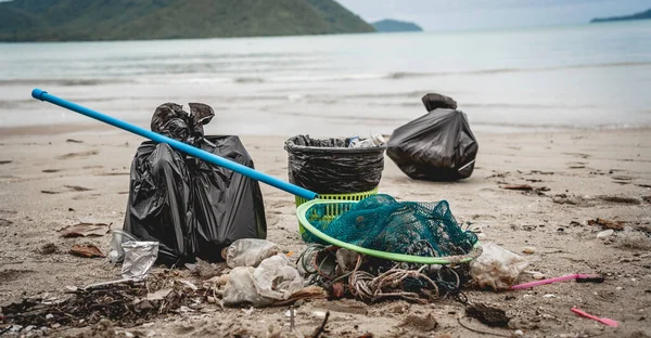 Большие Мешки Собранным Пластиком Другими Отходами Пляже — стоковое фото