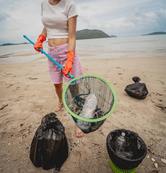 Female Ecologist Volunteer Cleans Beach Seashore Plastic Other Waste — Stockfoto