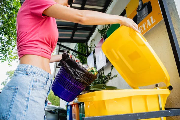 Genç Güzel Bir Kız Özel Çöp Kutularına Çöp Atıyor — Stok fotoğraf