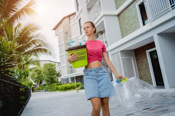 Jong Mooi Meisje Zet Gesorteerde Vuilnis Uit Het Huis — Stockfoto