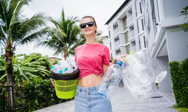 Young Beautiful Girl Takes Out Sorted Garbage House — 스톡 사진