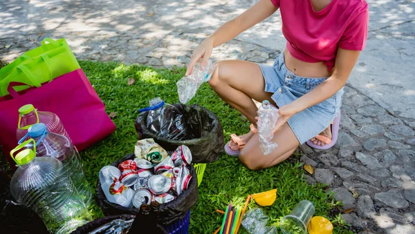 Genç Güzel Kız Çöpleri Özel Kutulara Ayırıyor — Stok fotoğraf