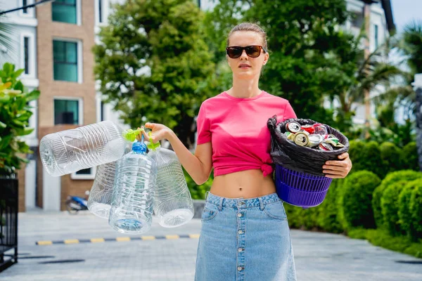 Young Beautiful Girl Takes Out Sorted Garbage House — Φωτογραφία Αρχείου