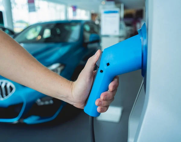 Man Charge His Electric Car City Charging Station — Stockfoto