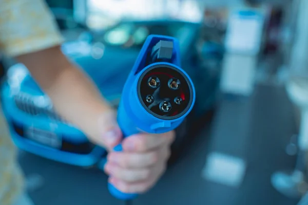 Man Charge His Electric Car City Charging Station — Fotografia de Stock