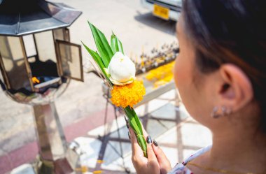 Büyük Budist tapınağındaki güzel Asyalı kız geleneksel kostüm giymiş..