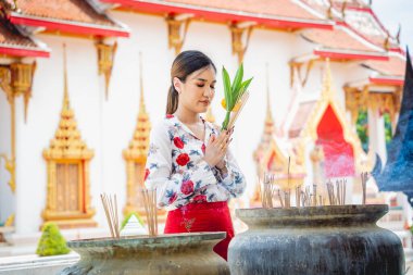 Büyük Budist tapınağındaki güzel Asyalı kız geleneksel kostüm giymiş..