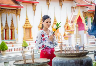Büyük Budist tapınağındaki güzel Asyalı kız geleneksel kostüm giymiş..