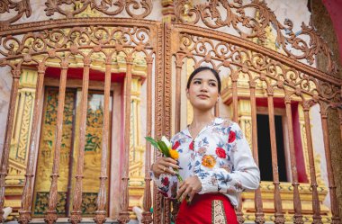 Büyük Budist tapınağındaki güzel Asyalı kız geleneksel kostüm giymiş..