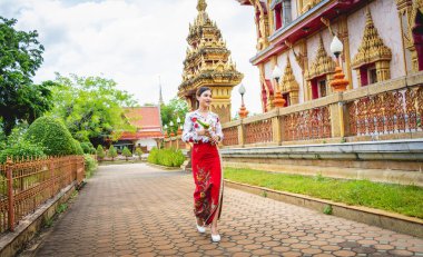 Büyük Budist tapınağındaki güzel Asyalı kız geleneksel kostüm giymiş..