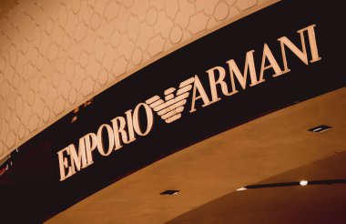 PHUKET, THAILAND - 29 Mayıs 2022: Emporio Armani perakende satış mağazası logosu alışveriş merkezinin vitrininde.