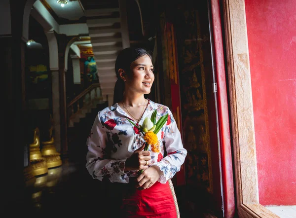 美しいですアジアの女の子で大きな仏教寺院で伝統的な衣装を着て — ストック写真