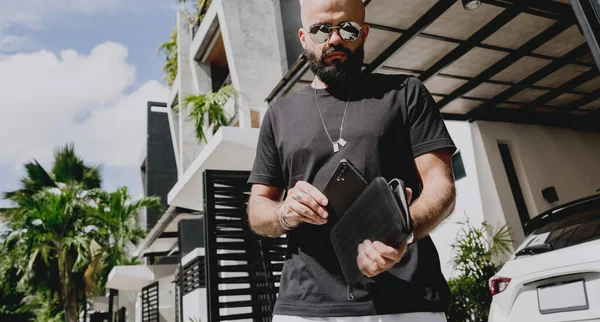 Jovem Empresário Segurando Carteira Suas Mãos Contra Sua Casa Moderna — Fotografia de Stock