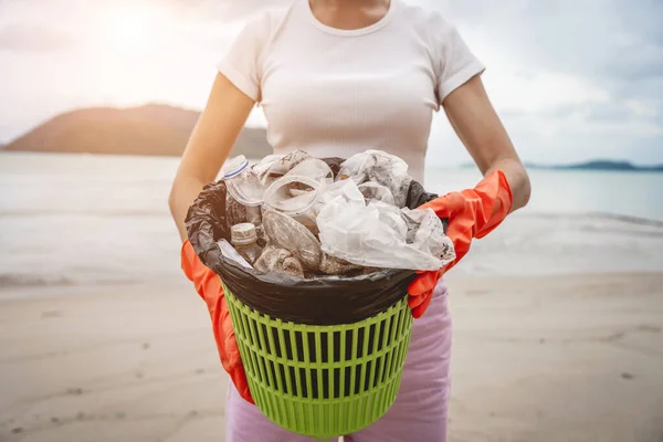 Female Ecologist Volunteer Cleans Beach Seashore Plastic Other Waste — Stockfoto