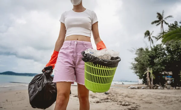 Female Ecologist Volunteer Cleans Beach Seashore Plastic Other Waste — Stockfoto