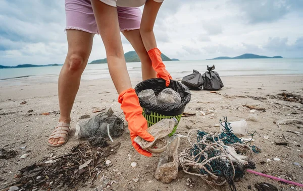 Female Ecologist Volunteer Cleans Beach Seashore Plastic Other Waste — Stockfoto