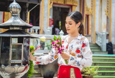 Büyük Budist tapınağındaki güzel Asyalı kız geleneksel kostüm giymiş..