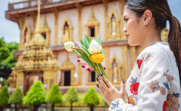 Прекрасна Азіатка Великому Буддійському Храмі Одягнена Традиційний Одяг — стокове фото