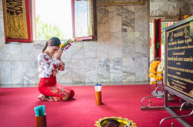 Büyük Budist tapınağındaki güzel Asyalı kız geleneksel kostüm giymiş..