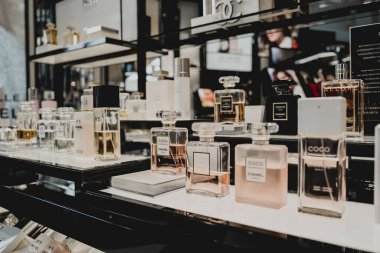 PHUKET, THAILAND - 29 Mayıs 2022: Süpermarket vitrinindeki bir çantada Chanel marka parfümler dizisi.