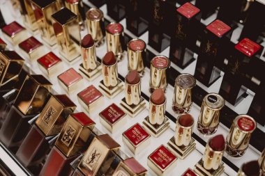 PHUKET, THAILAND - 29 Mayıs 2022: Süpermarket vitrinindeki bir kutuda Yves Saint Laurent marka ruj dizileri.