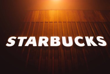 PHUKET, THAILAND - 29 MAYIS 2022: Starbucks Kahve Dükkanı logosu alışveriş merkezinin vitrininde.