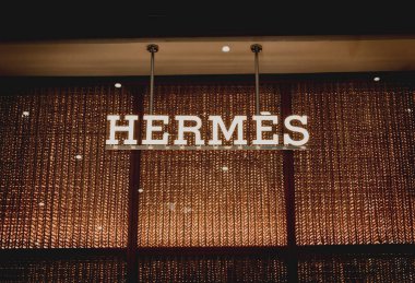 PHUKET, THAILAND - 29 Mayıs 2022: Hermes marka perakende satış mağazası logosu alışveriş merkezinin vitrininde.