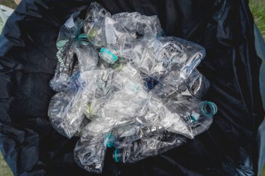 Plajda toplanan plastik ve diğer atıklarla dolu büyük çantalar..