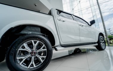 PHUKET, THAILAND - HAZİRAN 05, 2022: İsuzu galerisindeki arabalar.