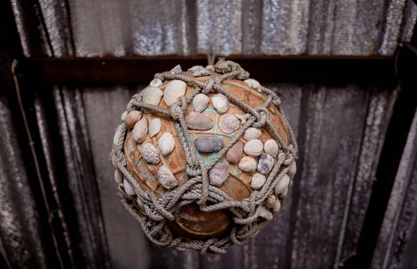 行にホタテ貝で飾られた壁 — ストック写真