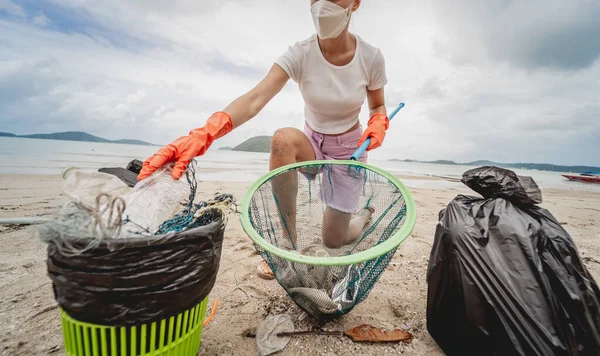 Female Ecologist Volunteer Cleans Beach Seashore Plastic Other Waste — Stockfoto