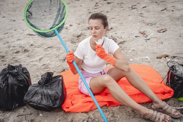 Μια Εθελόντρια Οικολόγος Ξεκουράζεται Μετά Τον Καθαρισμό Της Παραλίας Στην — Φωτογραφία Αρχείου