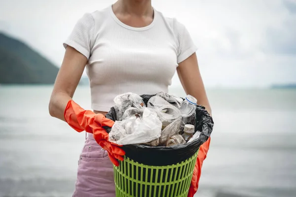 Female Ecologist Volunteer Cleans Beach Seashore Plastic Other Waste — Stockfoto