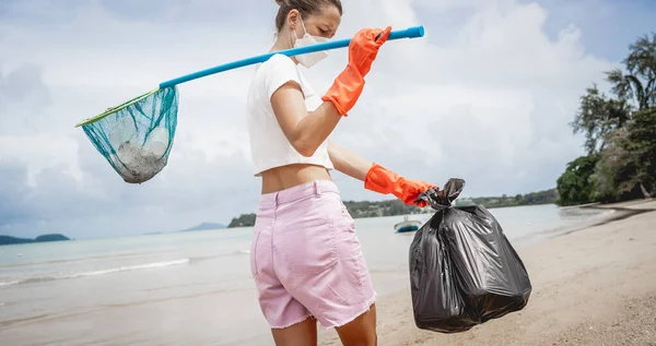 Female Ecologist Volunteer Cleans Beach Seashore Plastic Other Waste — Stockfoto