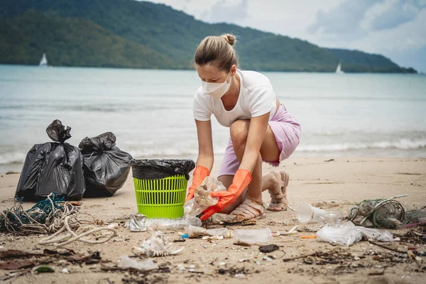 Female Ecologist Volunteer Cleans Beach Seashore Plastic Other Waste — Stockfoto