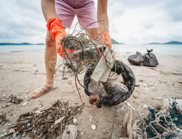 Female Ecologist Volunteer Cleans Beach Seashore Plastic Other Waste — Stockfoto