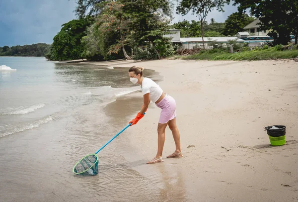 Female Ecologist Volunteer Cleans Beach Seashore Plastic Other Waste — ストック写真