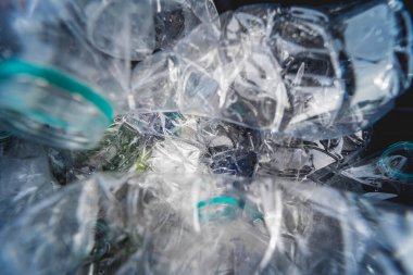 Plajda toplanan plastik ve diğer atıklarla dolu büyük çantalar..
