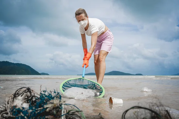 Kadın Bir Çevre Bilimci Plastikten Diğer Atıklardan Sahil Kenarını Temizliyor — Stok fotoğraf