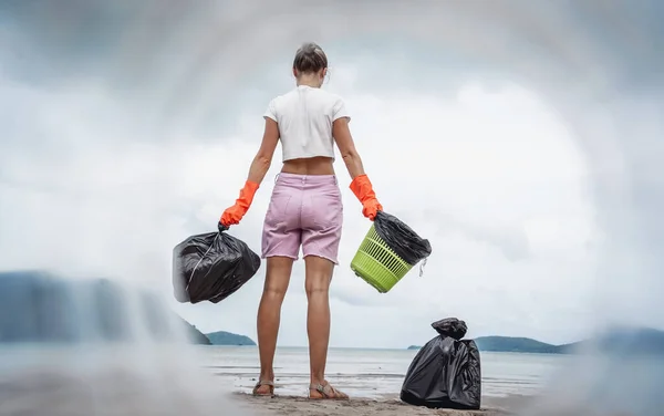 Female Ecologist Volunteer Cleans Beach Seashore Plastic Other Waste — Stok fotoğraf