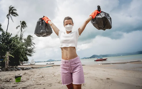 Женщина Эколог Волонтер Очищает Пляж Берегу Моря Пластиковых Других Отходов — стоковое фото
