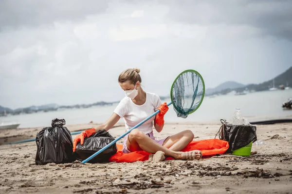 Female Ecologist Volunteer Resting Cleaning Beach Seashore Plastic Other Waste — Stok fotoğraf