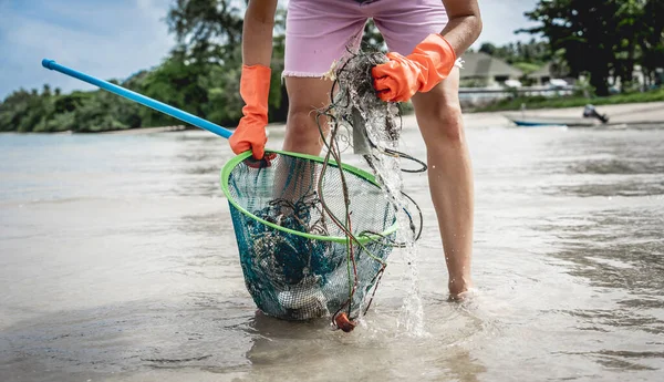 Female Ecologist Volunteer Cleans Beach Seashore Plastic Other Waste —  Fotos de Stock
