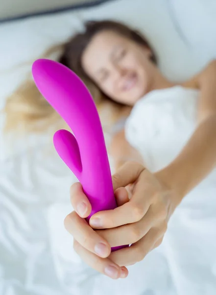 Ung Sexig Kvinna Sängen Håller Sina Händer Sexleksak För Vuxna — Stockfoto