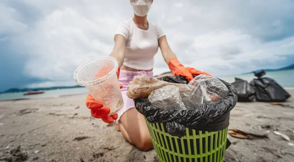 Female Ecologist Volunteer Cleans Beach Seashore Plastic Other Waste — Stockfoto