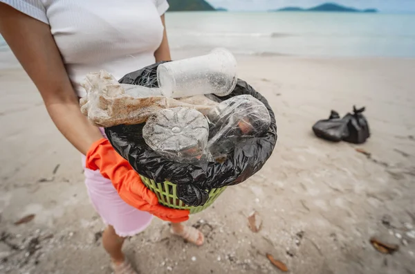 Female Ecologist Volunteer Cleans Beach Seashore Plastic Other Waste — Stockfoto