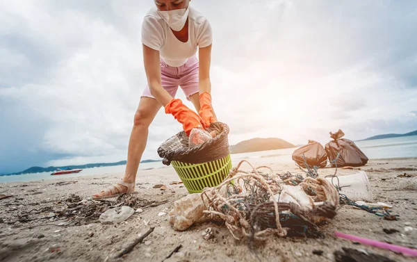 Female Ecologist Volunteer Cleans Beach Seashore Plastic Other Waste — Stock Photo, Image