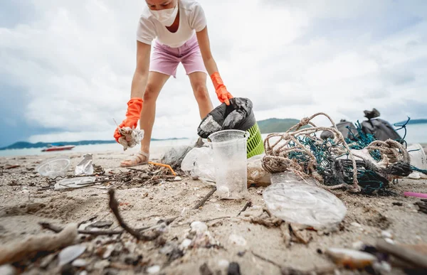 Female Ecologist Volunteer Cleans Beach Seashore Plastic Other Waste — Stockfoto