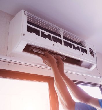 Teknisyen elektrikli ev kliması içeride.